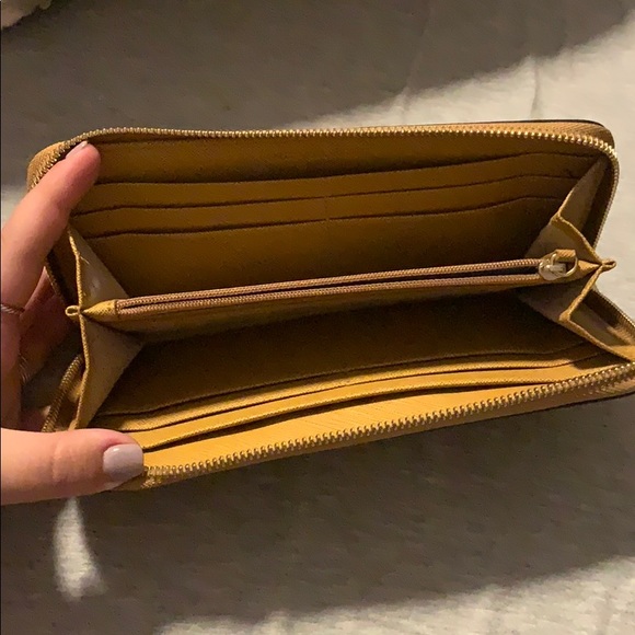 Michael Kors Wallet - Picture 2 of 3